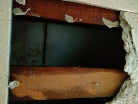 雨漏りで天井ボードが割れた　石膏ボード